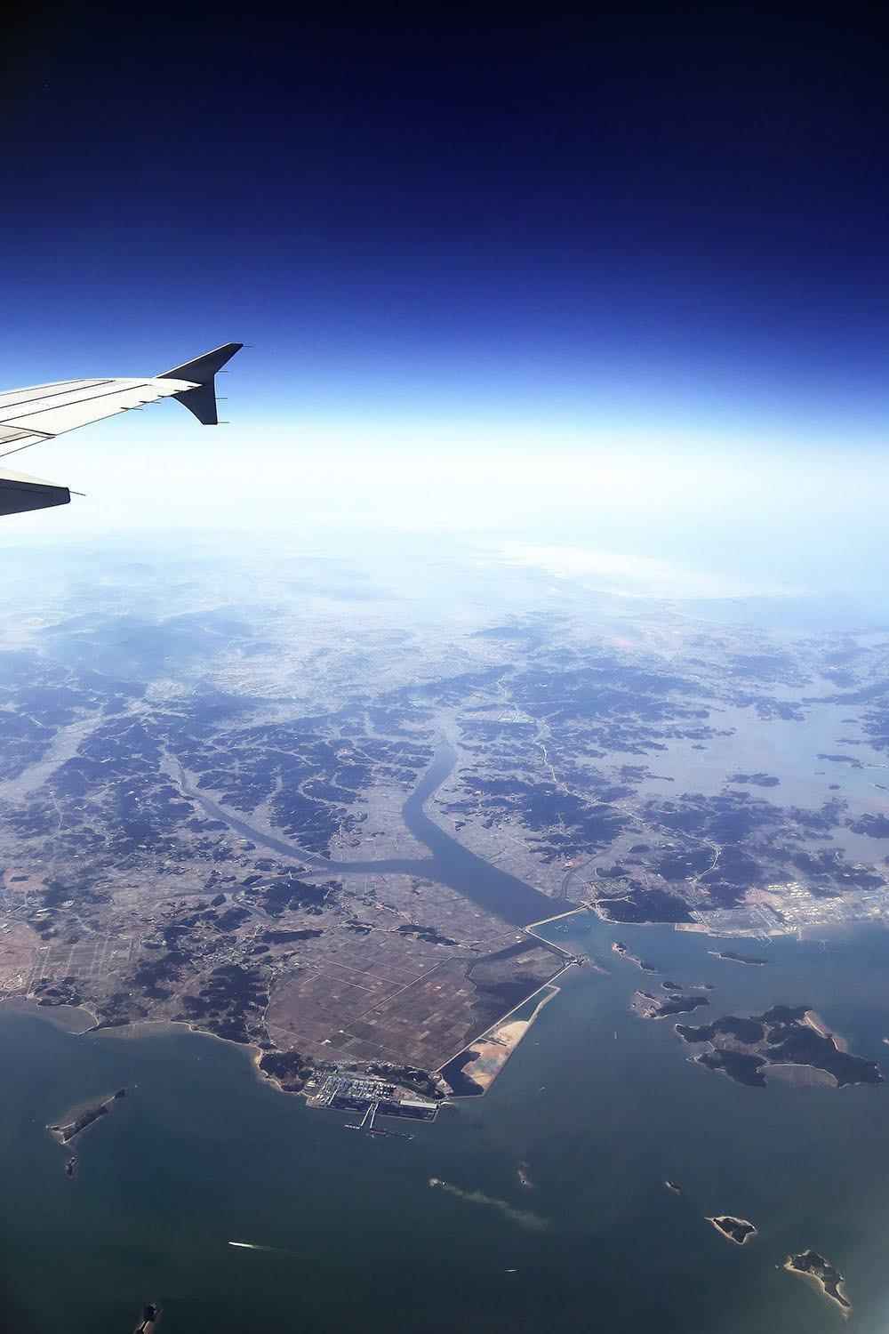 飞机上的视角看地球的唯美手机壁纸-