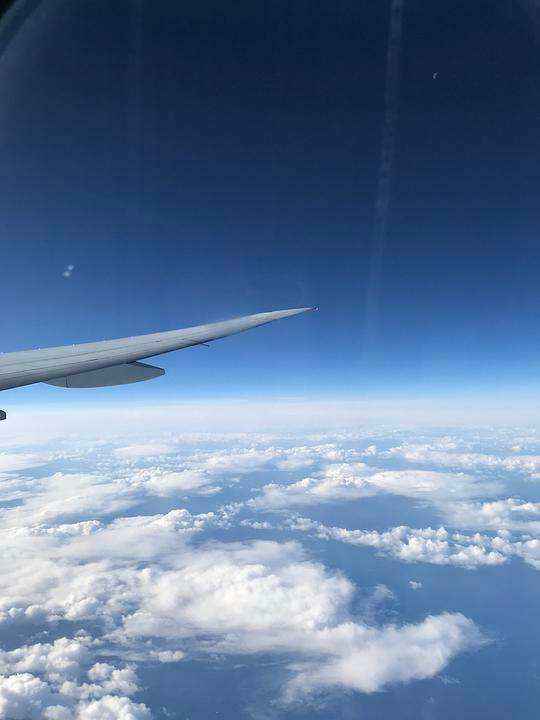 飞机划过的天空，恶劣天气云层高清摄影风景手机壁纸-