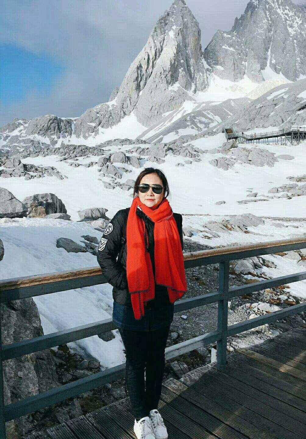 清纯美女高清雪山旅游摄影唯美手机壁纸-