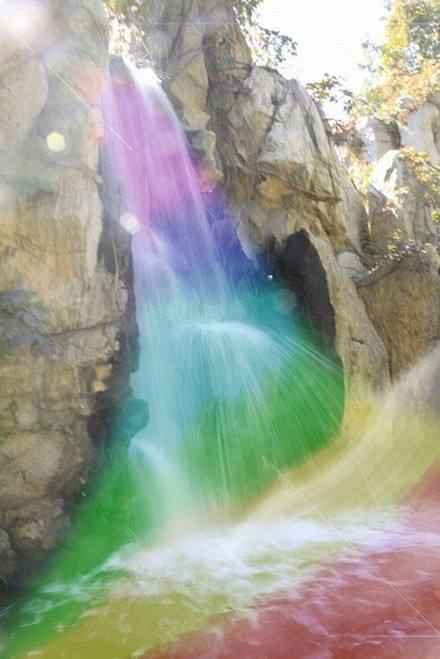 激流四溅的瀑布带彩虹，以及白云风景手机壁纸-
