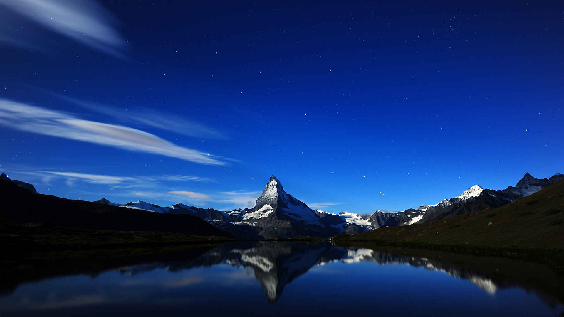 蓝色星空山湖图片