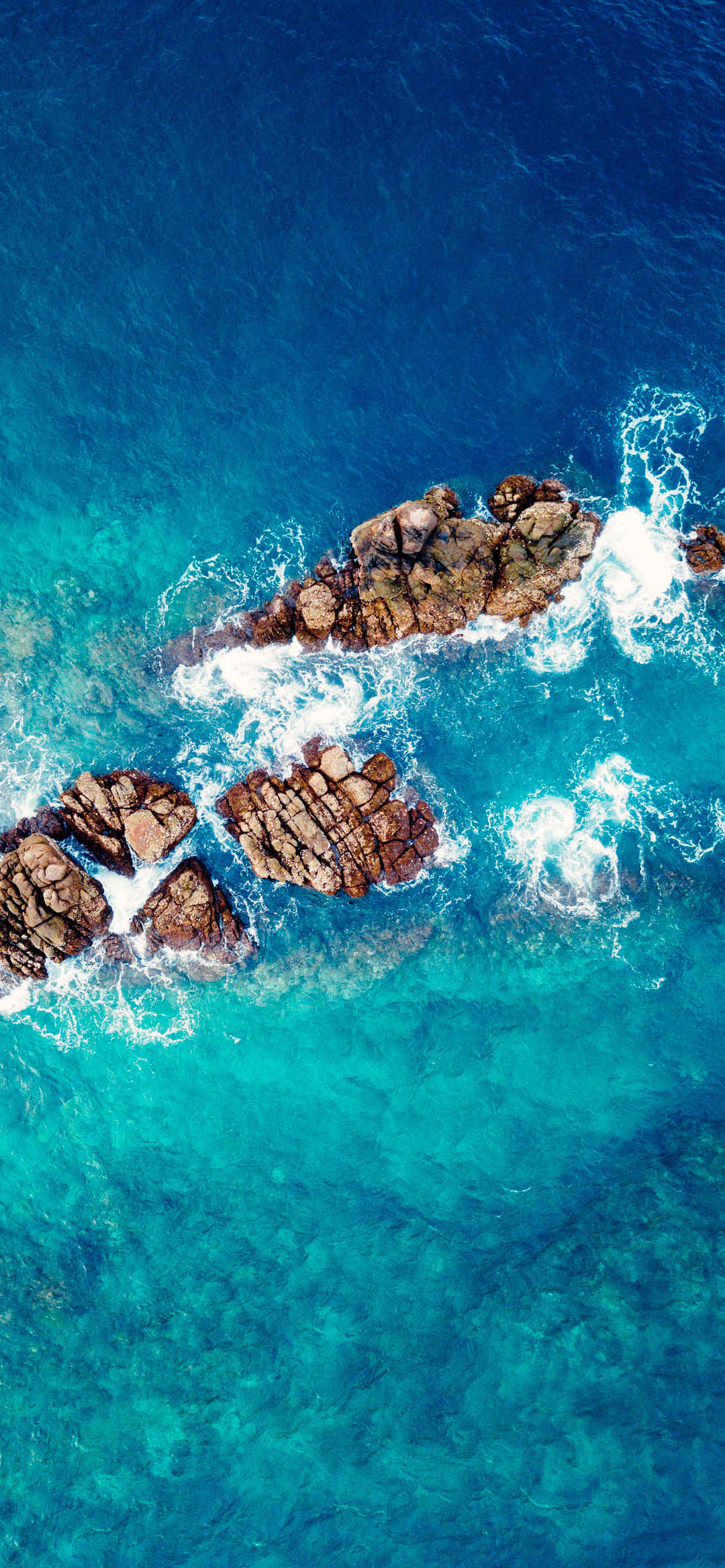 俯拍海上礁石山水风景图片