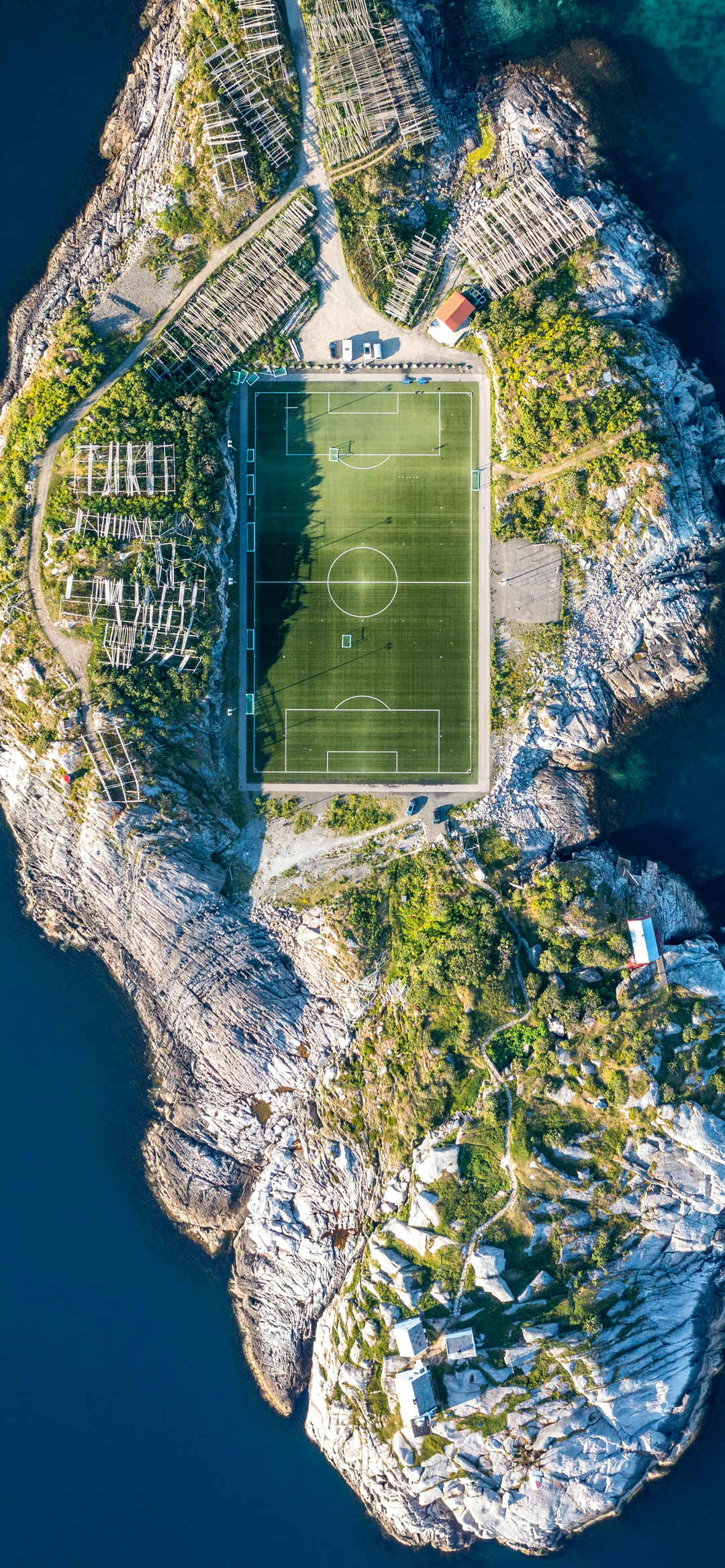 俯瞰海岛上篮球场建筑视角手机高清壁纸