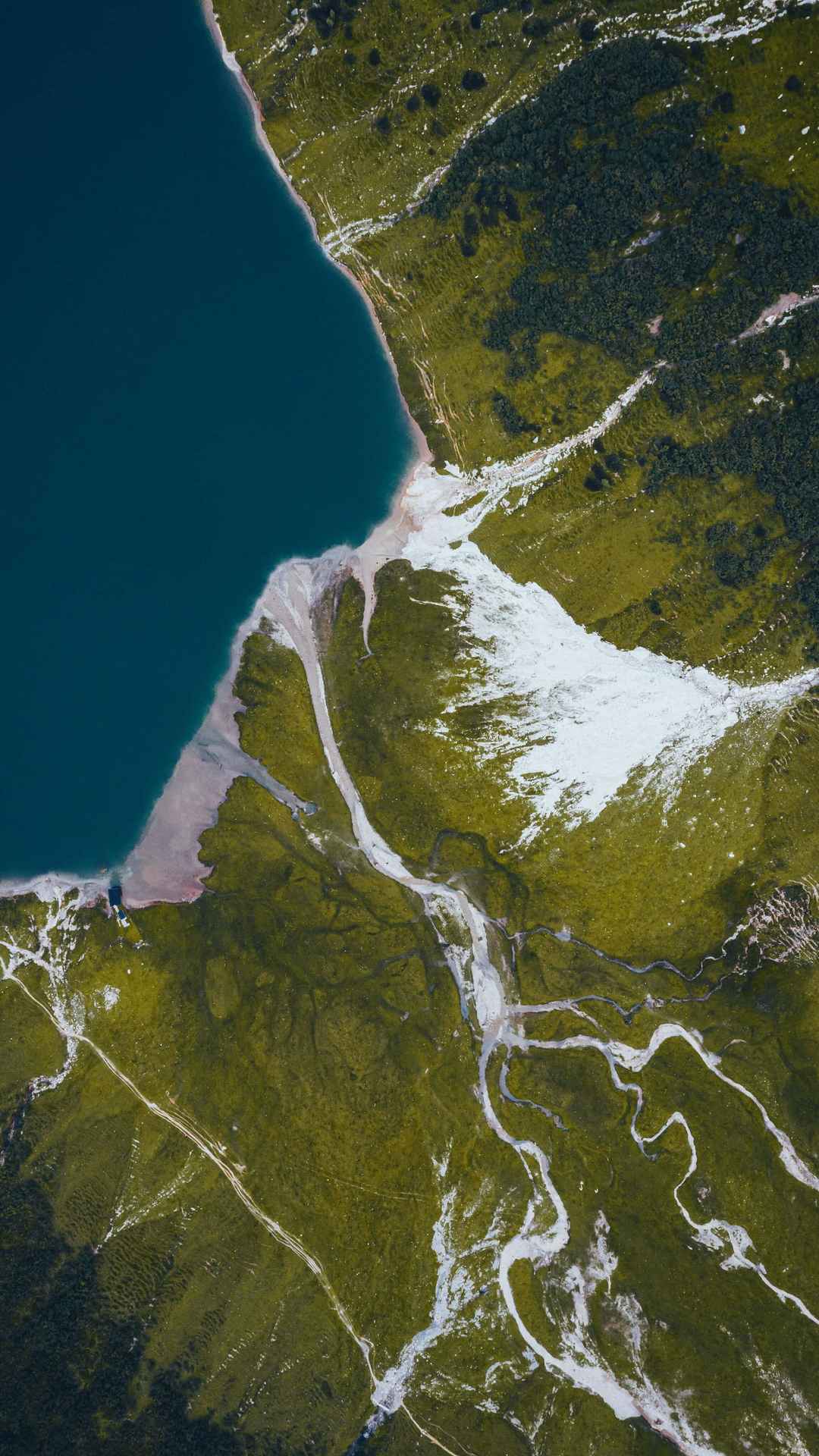 山脉和海洋鸟瞰图手机壁纸-