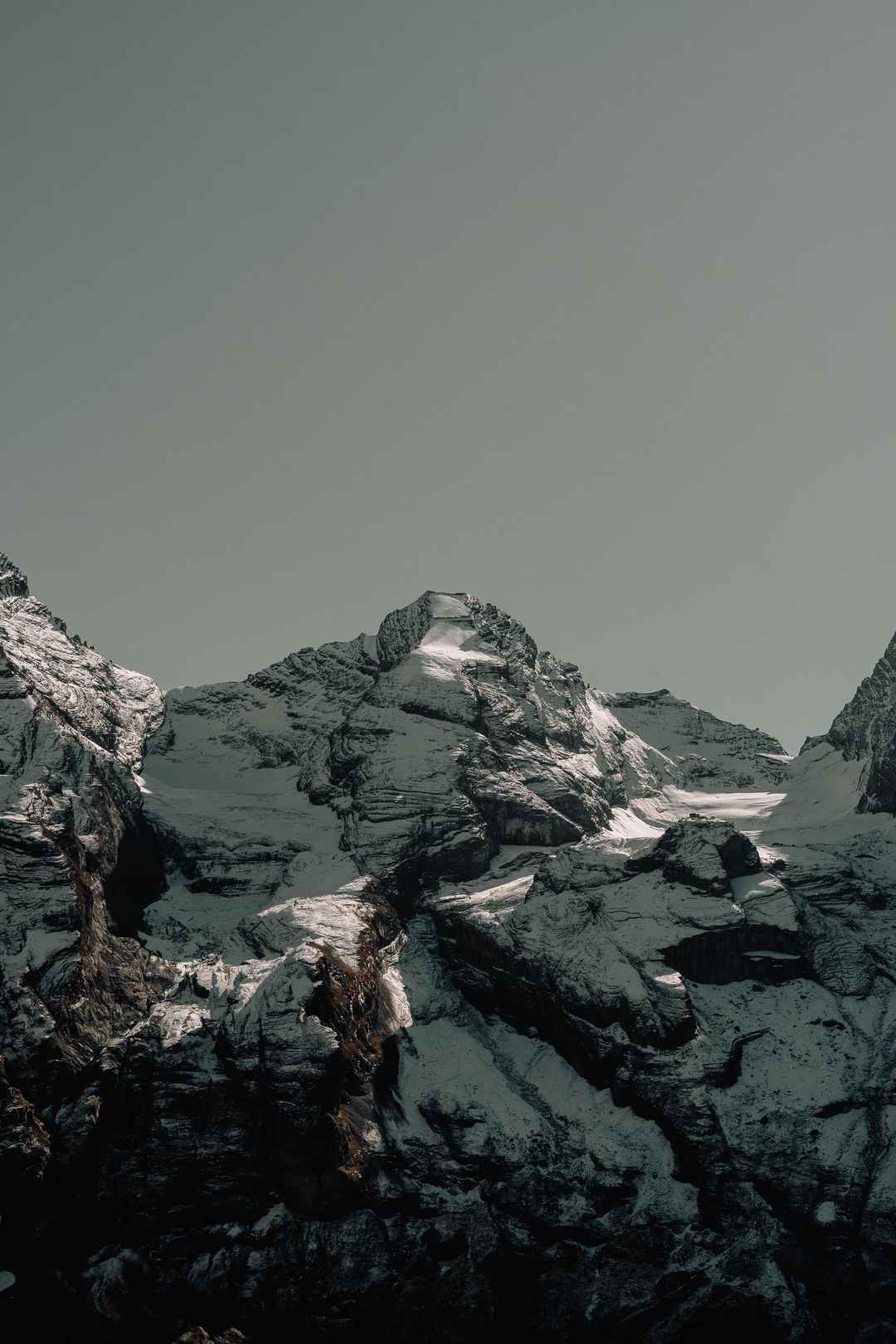 小雪覆盖的山峰手机壁纸图片