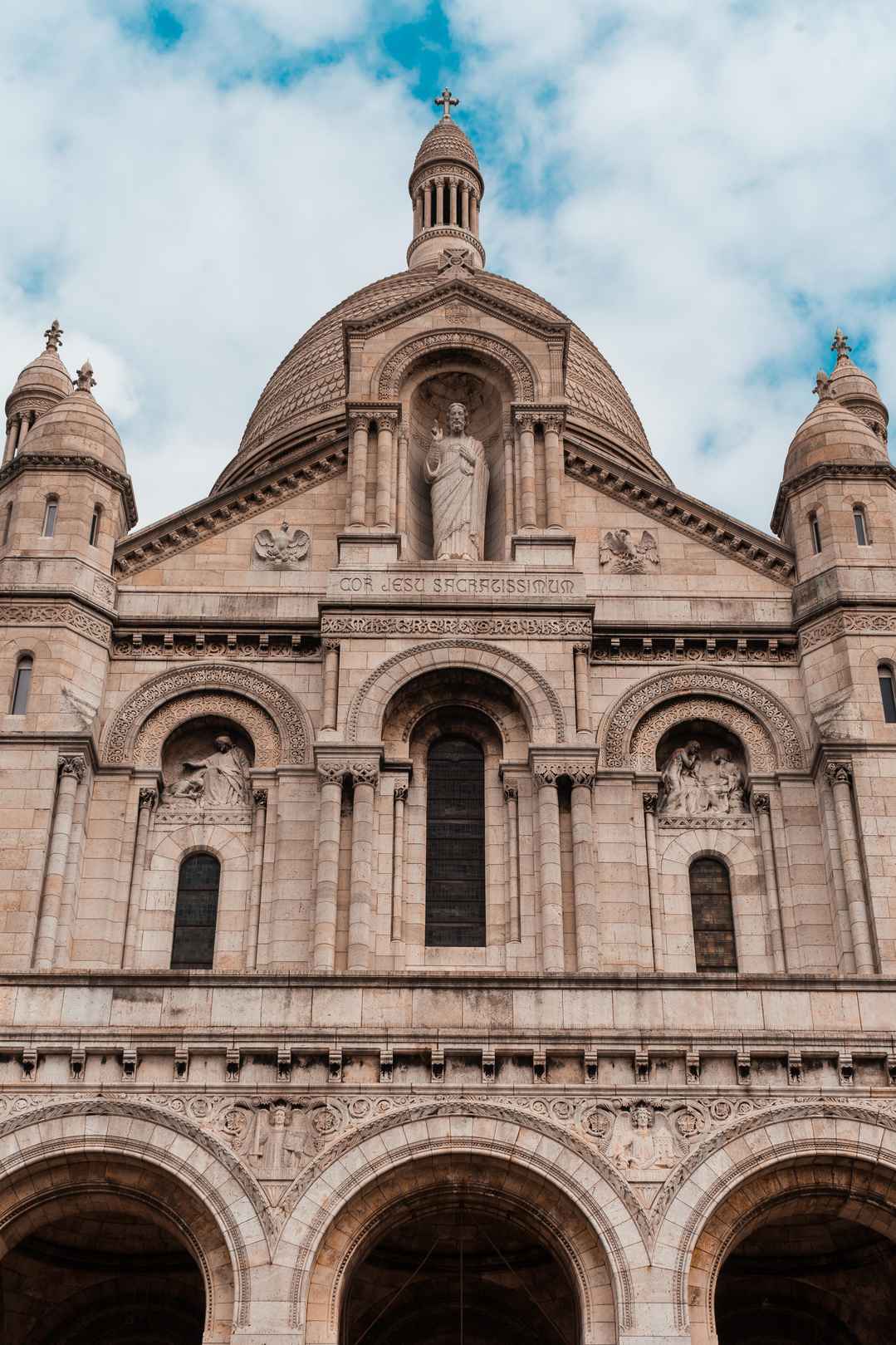 法国圣心大教堂建筑手机壁纸风景图片