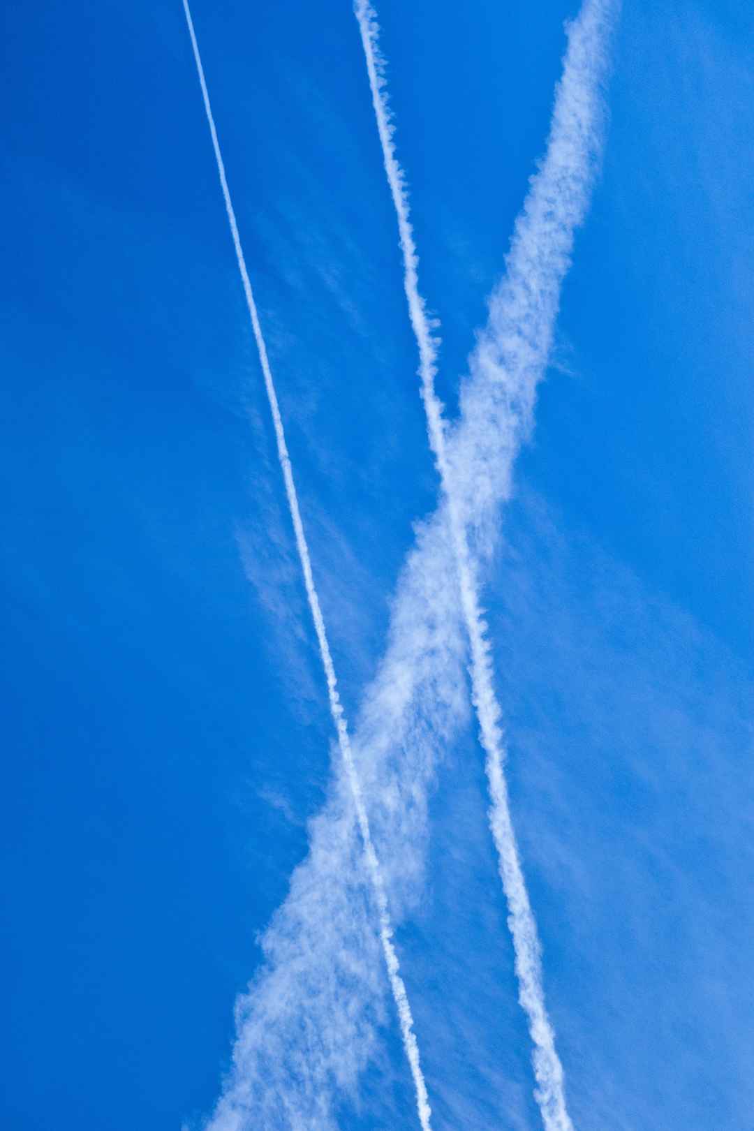蓝天飞机白云轨迹壁纸-