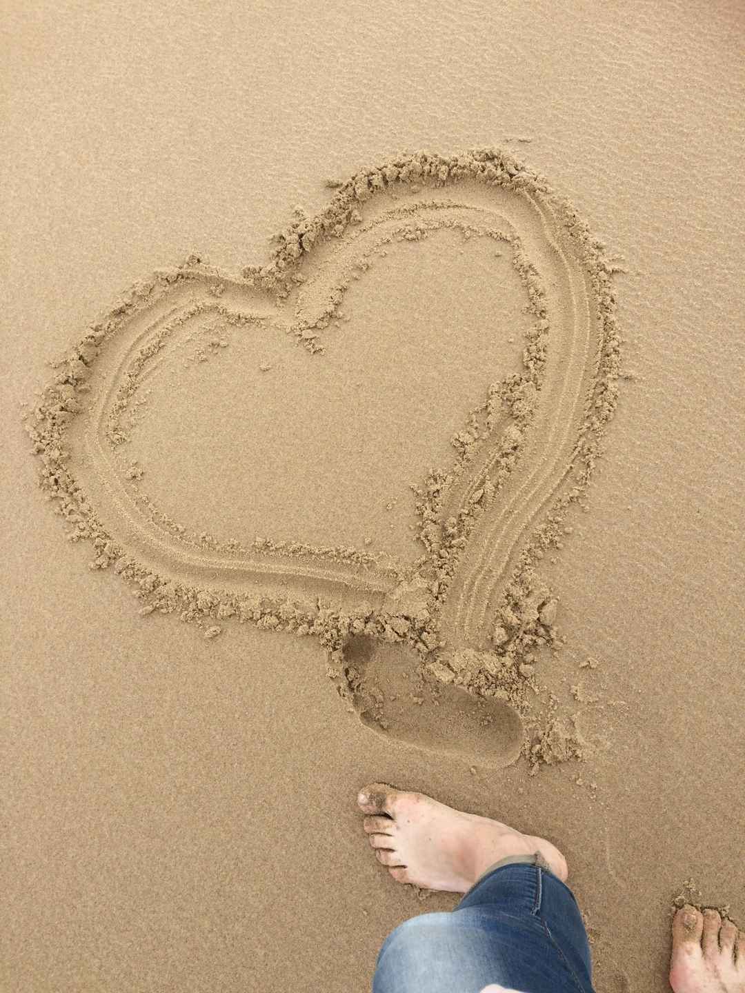 沙滩画出爱心图片-