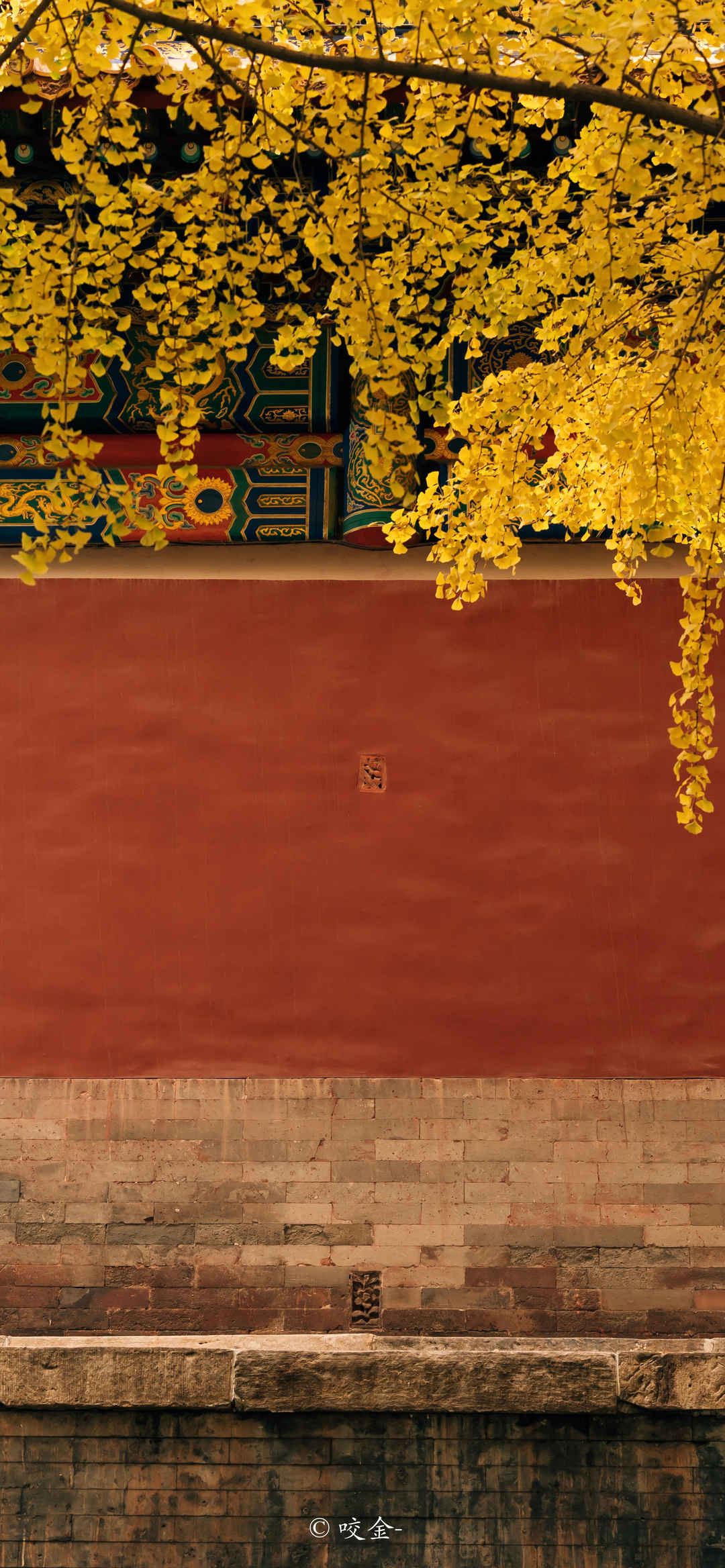 故宫秋季唯美金黄色锁屏壁纸-