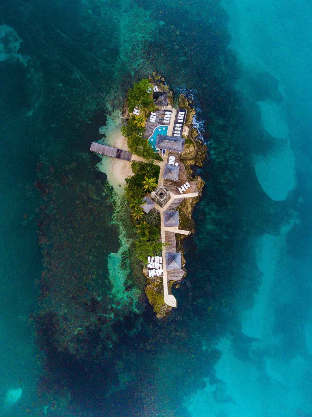 从高空中鸟瞰孤岛的图片-