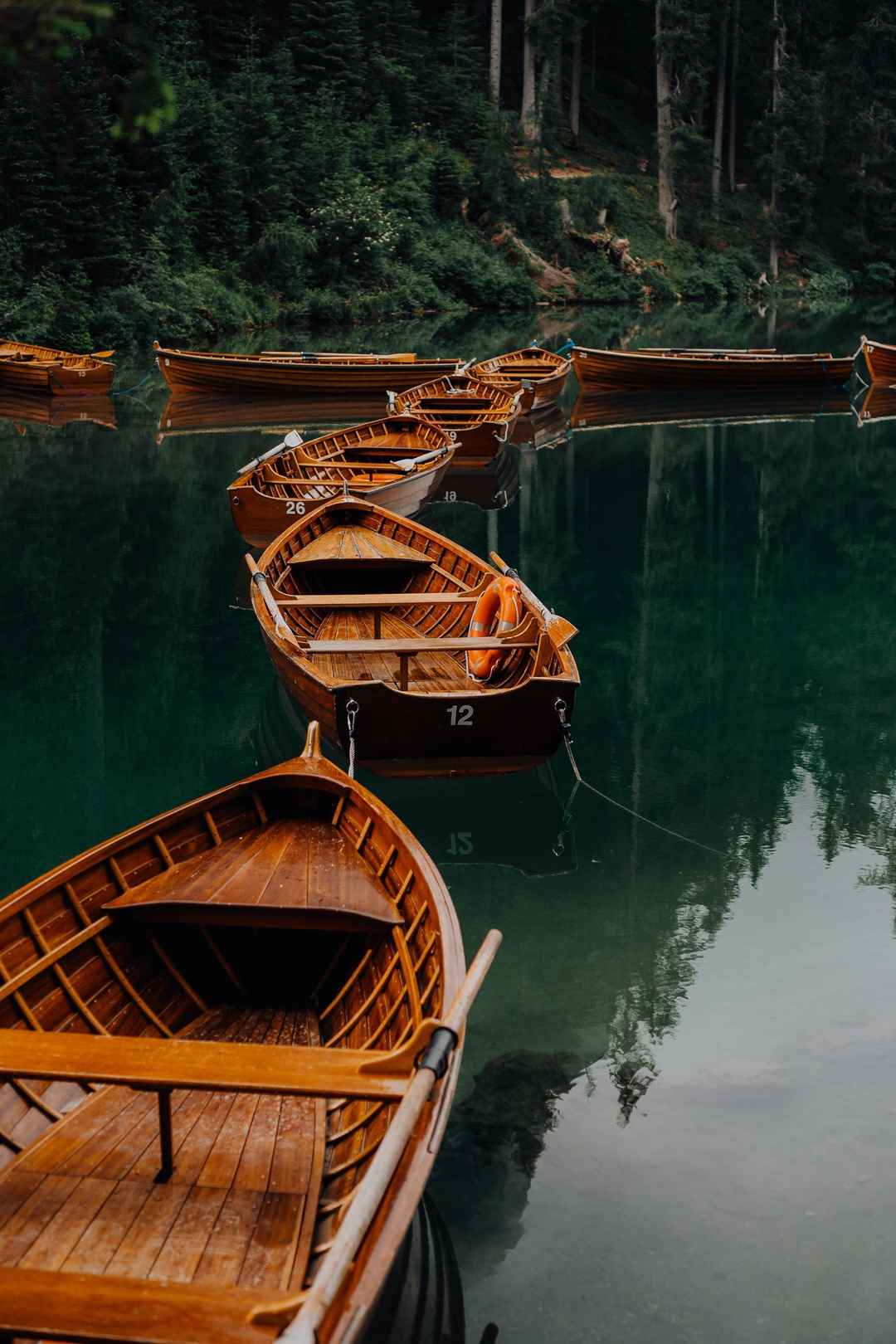 湖面上的木船手机壁纸