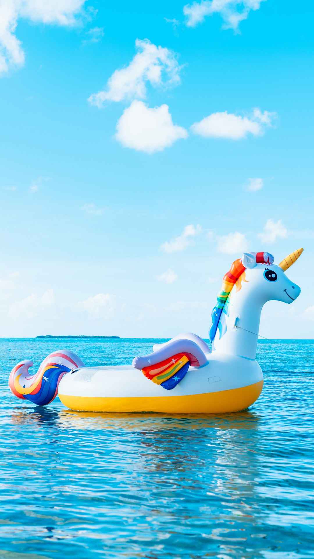 海面上的彩虹独角兽充气船手机壁纸