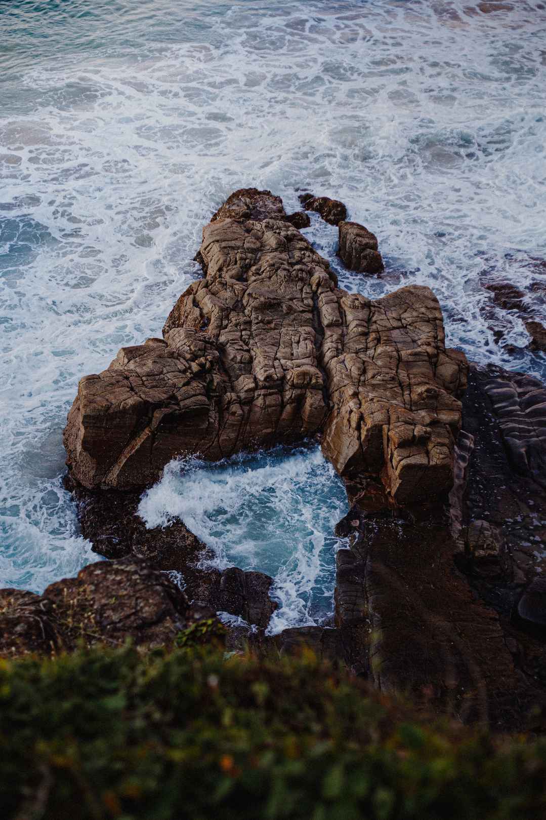 海浪岩石手机壁纸