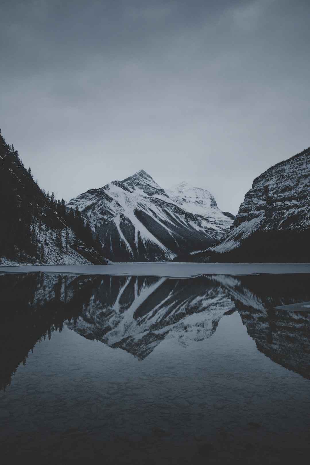 灰色调雪山和湖泊风景手机壁纸