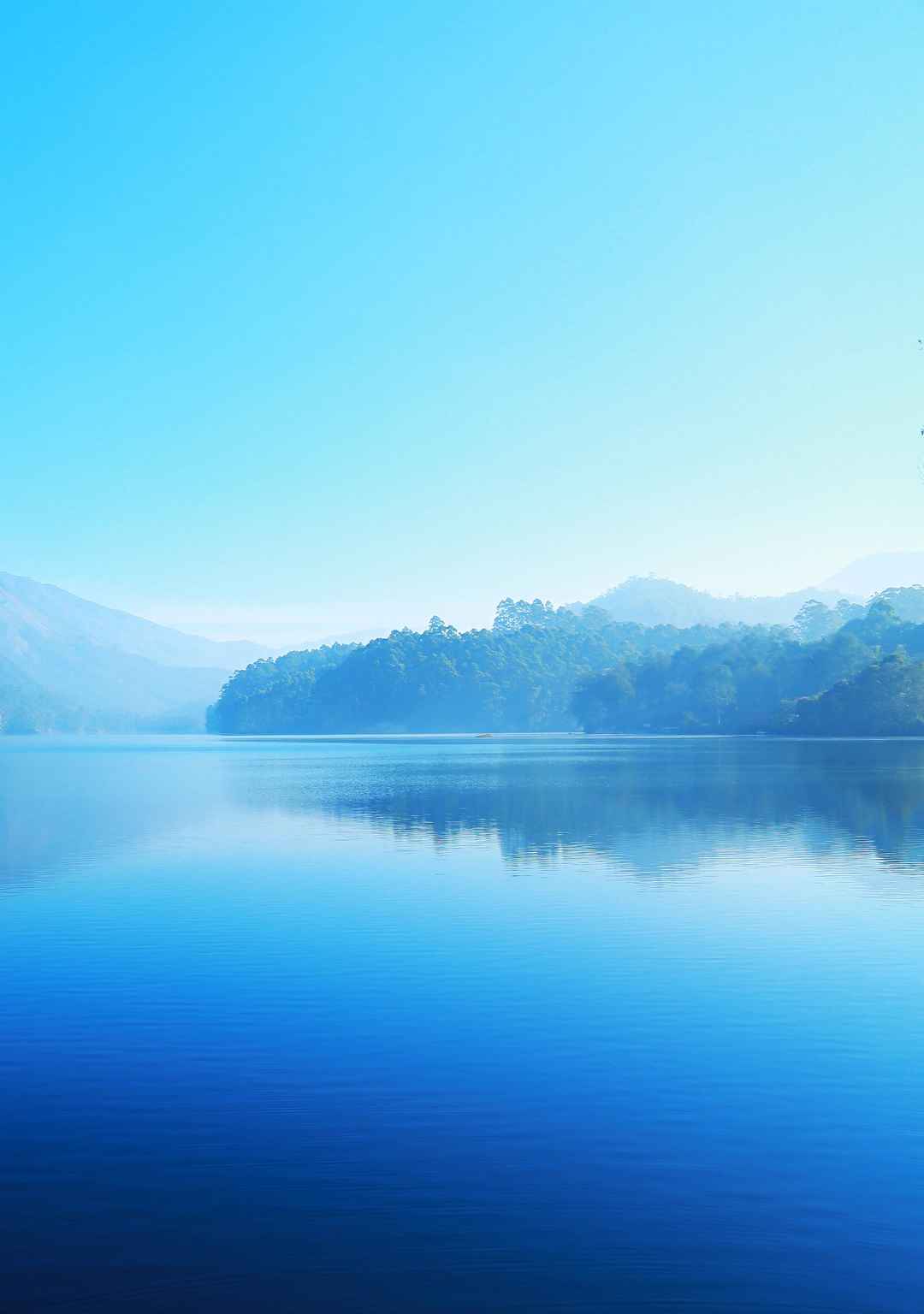 蓝色朦胧的湖泊风景手机壁纸