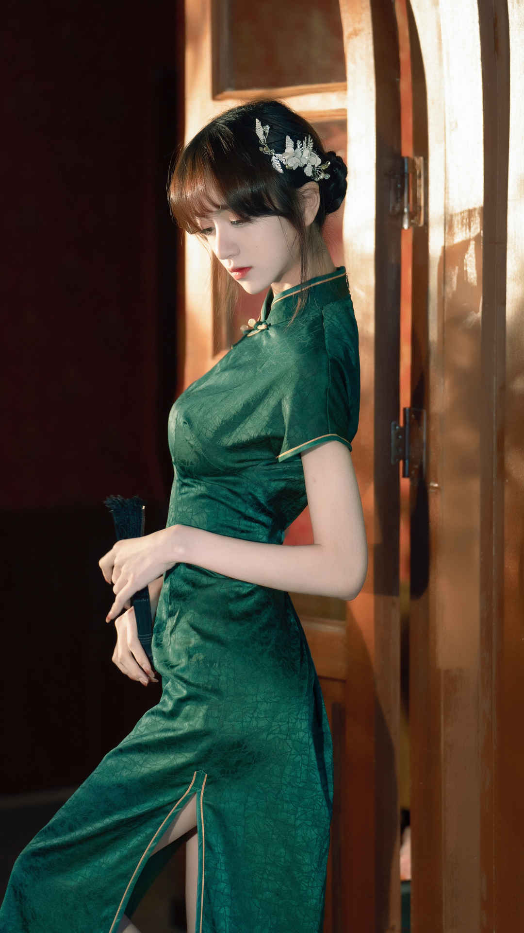 绿色旗袍藤原由纪美女4k手机壁纸竖屏2160x3840-