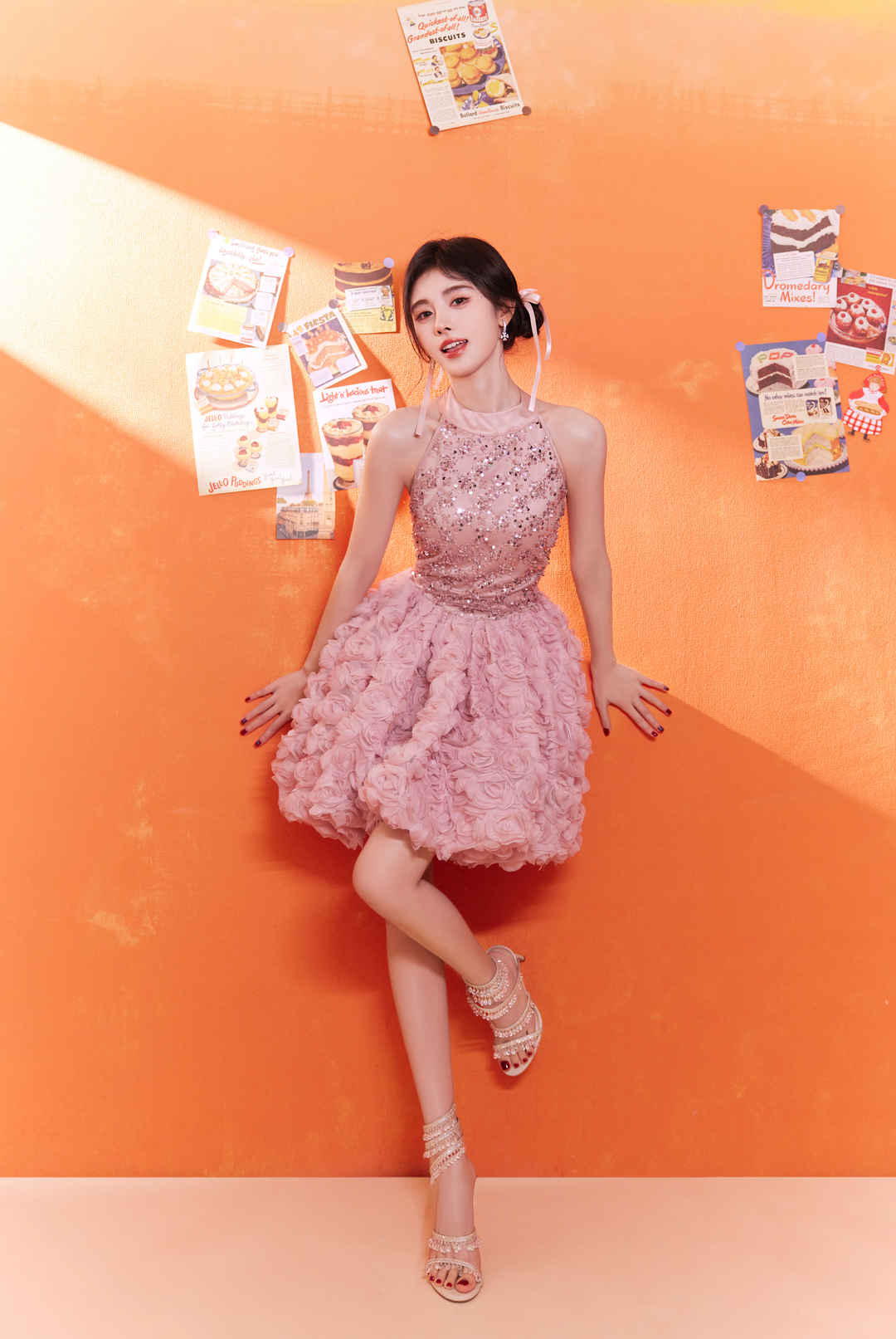 可爱美女鞠婧祎 粉色裙子 橙色背景墙4K全面屏手机壁纸